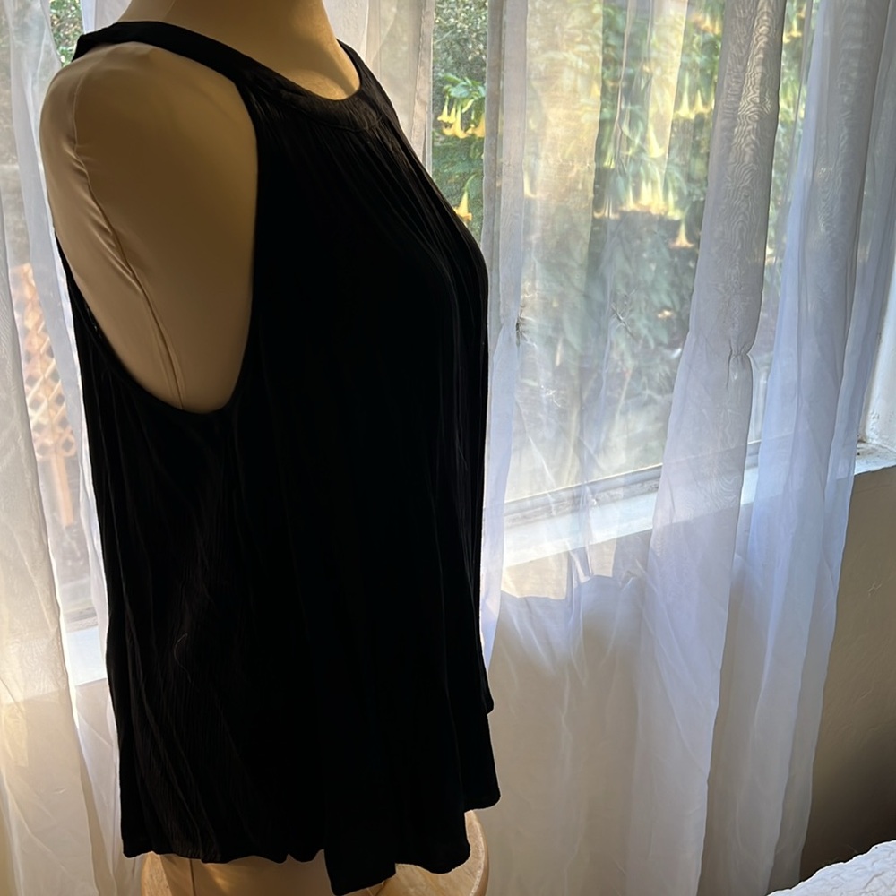 Torrid Sleeveless Keyhole top Black Size 2 EUC
